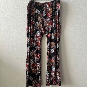Pretty floral knit pants with elastic waist. Size 1X